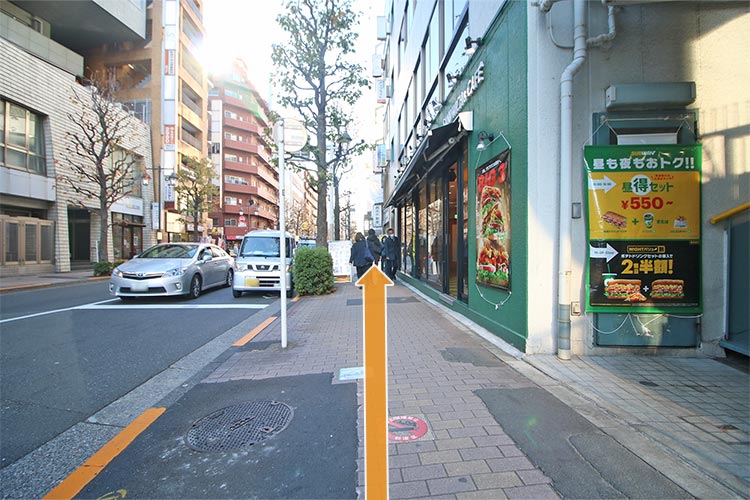 道なりに進みます