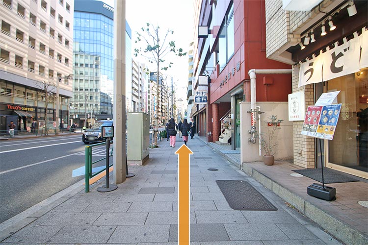 道なりに進みます